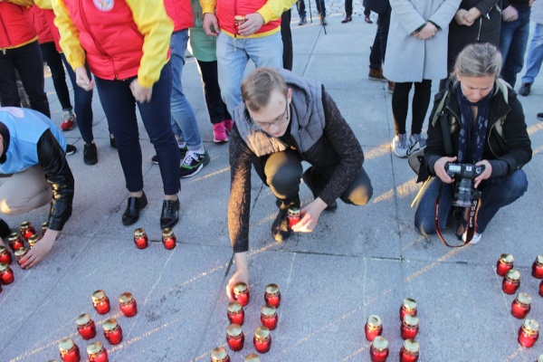 «Свечи памяти» зажгли у Монумента героическим защитникам Ленинграда