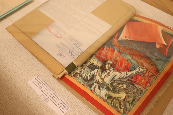 Выставка "Героическому Ленинграду посвящается ..."