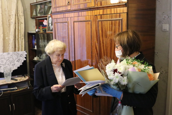 В Пушкине поздравили со столетием ветерана Великой Отечественной Евгению Гринченко