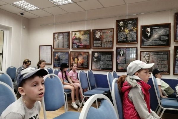 В библиотеке № 4 «Горелово» прошел познавательный урок «Соблюдай ПДД, не окажешься в беде!»