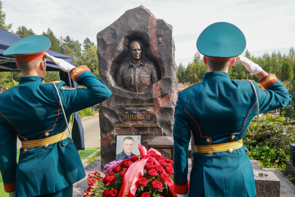 Александр Беглов почтил память Героя России главы МЧС Евгения Зиничева
