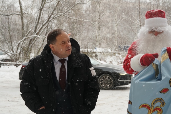 Близняшек с Новым годом поздравил председатель Архивного комитета