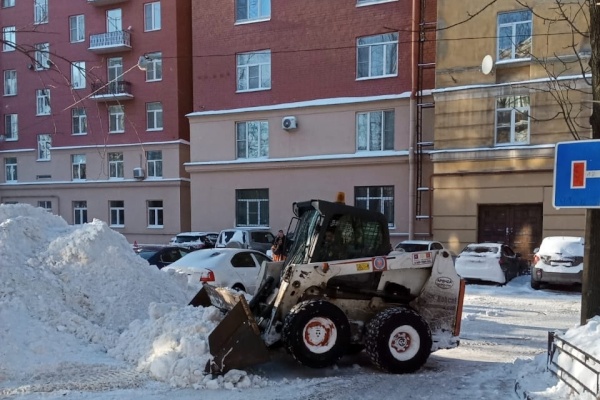 На уборку снега сегодня вышли 800 дворников