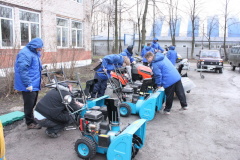 На стадионе «Шторм» Кировского района провели выставку уборочной техники