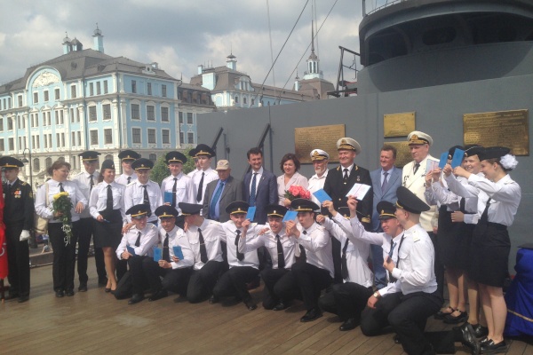 Выпускники морских кадетских классов простились со школой