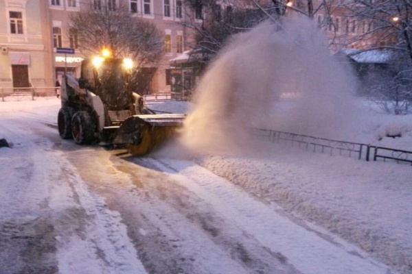 Коммунальные службы Фрунзенского района ведут активную работу по уборке снега