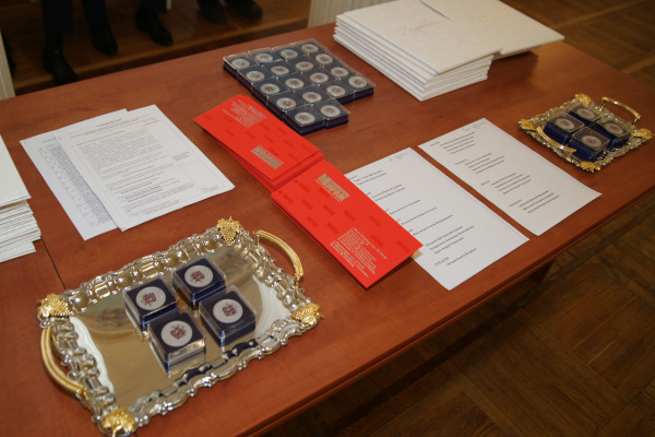 Юрий Гладунов поздравил медалистов