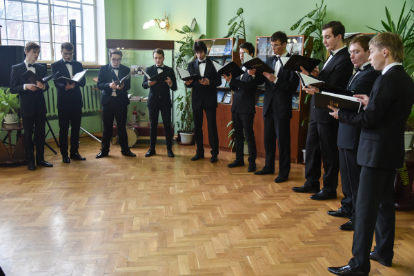 В Центральной районной библиотеке состоялся концерт  Камерного хора «Петербургские серенады» в мужском составе. 