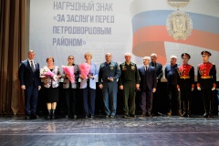 Награды за заслуги перед Петродворцовым районом вручили профессионалам своего дела