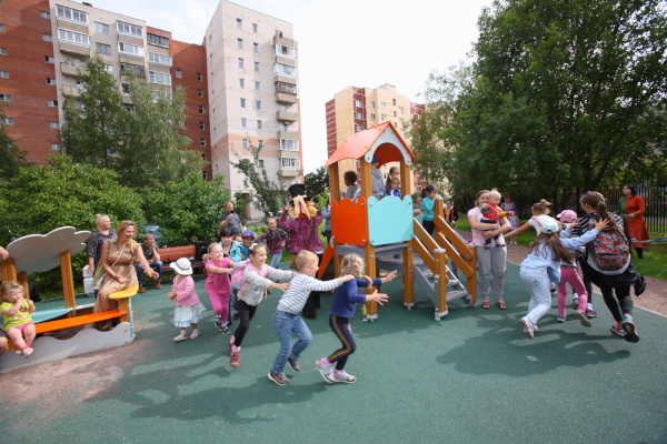 Старом Петергофе открыли обновленный двор