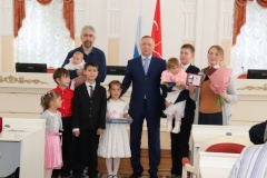 Многодетной семье Топуновых из Кировского района присвоено почетное звание «За заслуги в воспитании детей» III степени