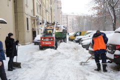 На уборку снега в Московском районе вышло 449 дворников