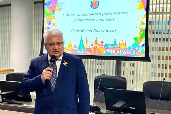 Олег Эргашев вручил почетные грамоты и благодарственные письма от Губернатора и Правительства Санкт‑Петербурга социальным работникам