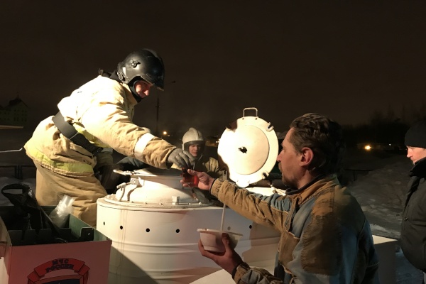 Пожарные Фрунзенского района в пункте обогрева организовали горячее питание для граждан без определенного места жительства и напомнили о правилах безопасности