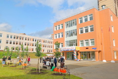 Александр Беглов и первоклассники школы 478 в Новой Охте посадили аллею клёнов