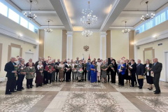 Двери торжественного зала Отдела записи актов гражданского состояния Калининского района Санкт‑Петербурга распахнулись перед 20 парами юбиляров совместной супружеской жизни