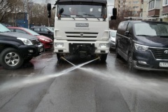 Коммунальные службы продолжают весеннюю уборку Невского района