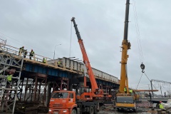 На Петрозаводском шоссе началась установка пролетного строения нового путепровода
