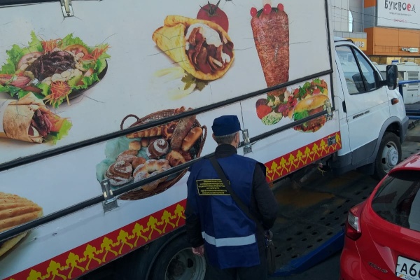 Незаконную автолавку отправили на склад временного хранения