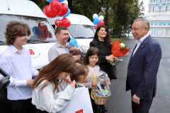 Многодетные петербургские семьи получили новые микроавтобусы от города