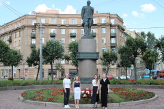 К памятнику Маршалу Ленинградской Победы возложили цветы в честь 80-летия со Дня окончания Ленинградской битвы