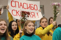 Волонтеры поздравили врачей скорой