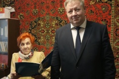 Сергей Петриченко поздравил с 95-м юбилеем долгожителя Калининского района