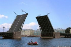 Дворцовый мост, Петропавловская крепость и ТЮЗ предстанут в голубом «ооновском» цвете