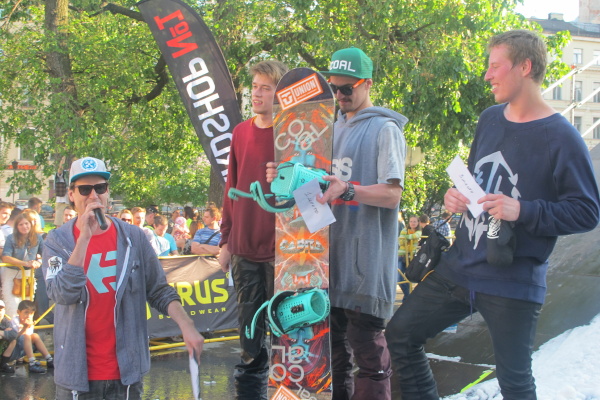 В центре Петербурга соревновались сноубордисты