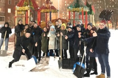 Молодежь Приморского района подключилась к уборке снега