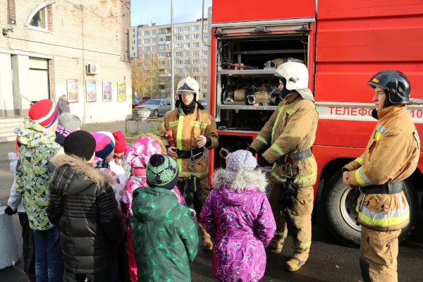 Пожарные побывали в гостях у юных мультипликаторов Фрунзенского района