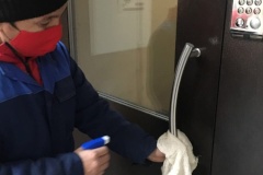 В Центральном районе продолжаются работы по дезинфекции парадных