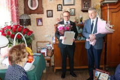 Глава администрации Кировского района Сергей Иванов поздравил Почетного гражданина Кировского района, Заслуженного врача Елену Владимировну Варга с юбилеем