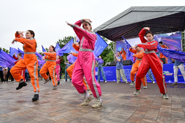 В Петроградском районе прошел X юбилейный Фестиваль уличных театров «На Карповке»
