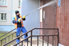 Специалисты коммунальных служб района активно ведут работы по очистке внутридворовых территорий и объектов улично-дорожной сети от смета и мусора.