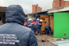 Освобождается земельный участок площадью около 200 кв. м, незаконно используемый под размещение гаражных строений