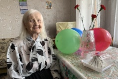 Более пяти тысяч петербургских долгожителей, отметивших юбилеи, получили выплаты