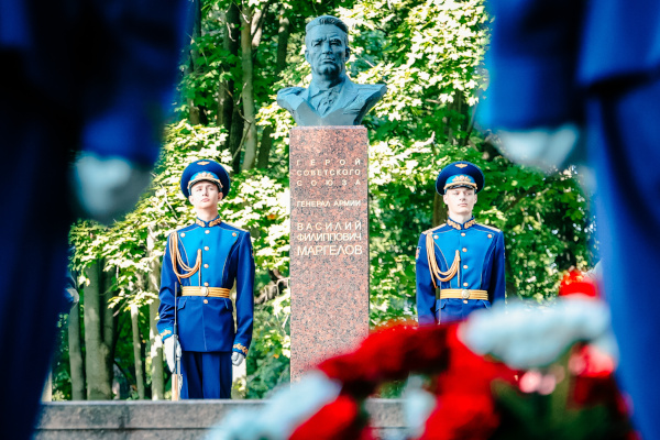 Александр Беглов возложил цветы к памятнику Василию Маргелову в День ВДВ