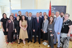 Александр Беглов вручил знаки отличия «За доблесть в спасении» петербургским медикам, вернувшимся из командировок в Мариуполь