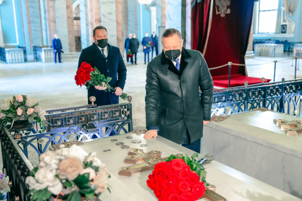 Александр Беглов возложил цветы к могиле Петра I