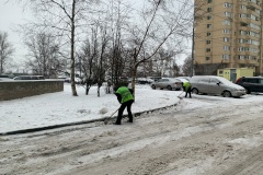 В Невском районе продолжается уборка территории от снега и наледи.