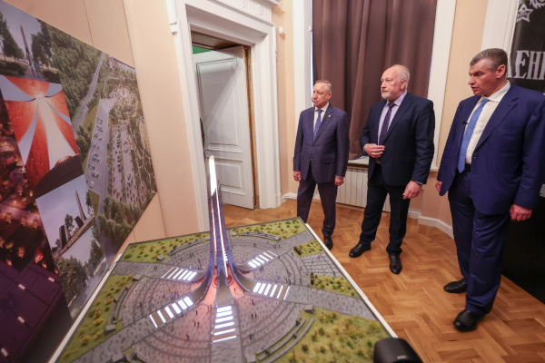 Осмотр выставки «Битва за Ленинград» в Музее политической истории
