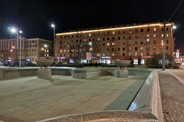 На площади у здания Российской национальной библиотеки на Московском проспекте подключено наружное освещение