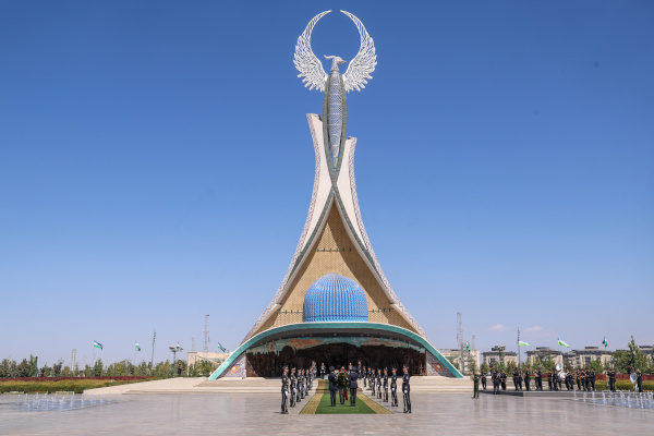 Александр Беглов возложил цветы к стеле Независимости в Ташкенте