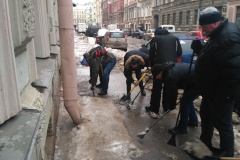 650 добровольцев чистили тротуары в центре Петербурга