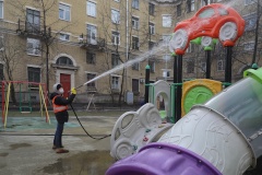 Дворы Московского района продолжают мыть