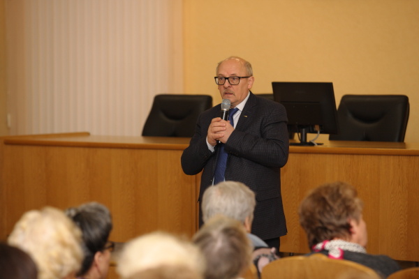 Александр Ржаненков встретился с жителями Петродворцового района