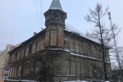 Вход в неиспользуемое деревянное здание в Ломоносове зашит