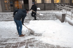 Уборка снега сотрудниками администрации