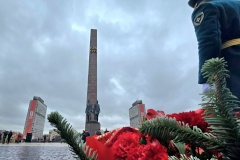 На площади Победы возложили цветы к Монументу героическим защитникам Ленинграда